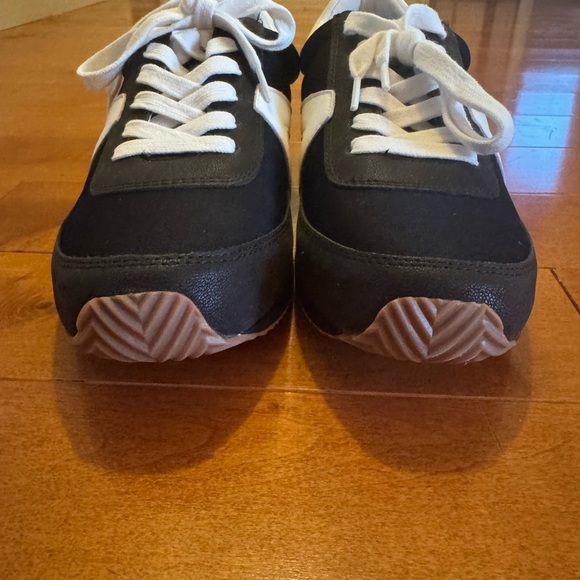 Black and white Loft sneakers. Size 8, new in box - Picture 2 of 5